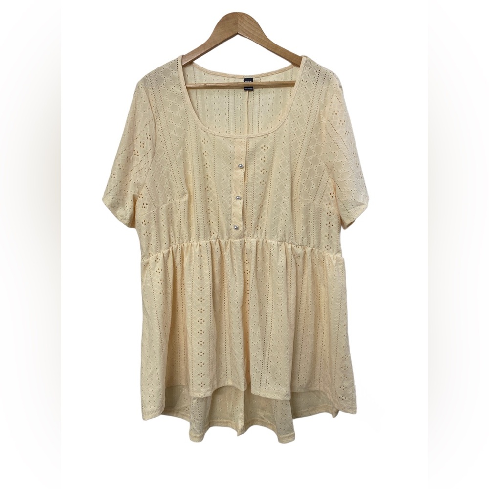 NWOT *never worn* Women’s SHEIN Curve Eyelet Pearl Short Sleeve Shirt Top